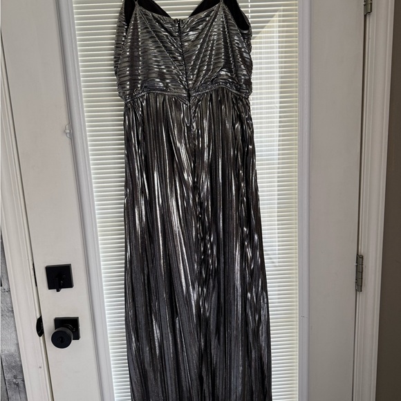 Socialite Pleated Foil Sleeveless Maxi Dress - Picture 4 of 5